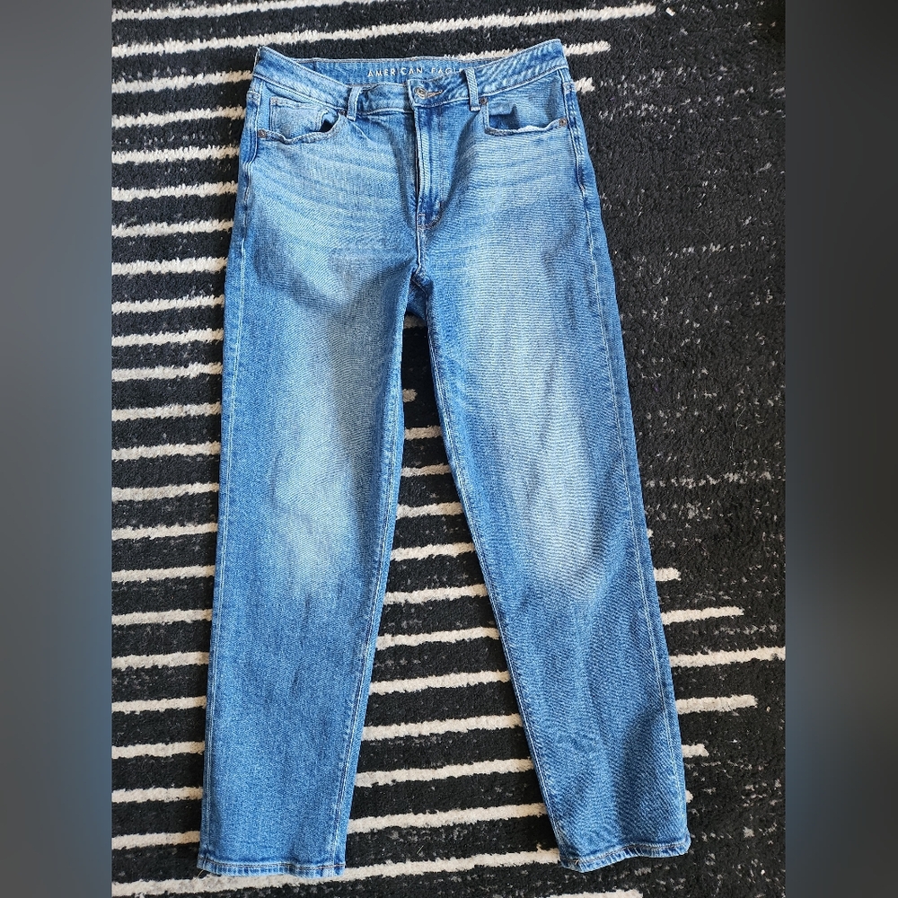 Women's American Eagle High Rise Mom Jeans 8
